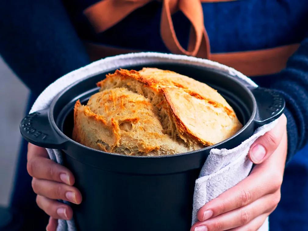Topfbrot mit verschiedenen Toppings