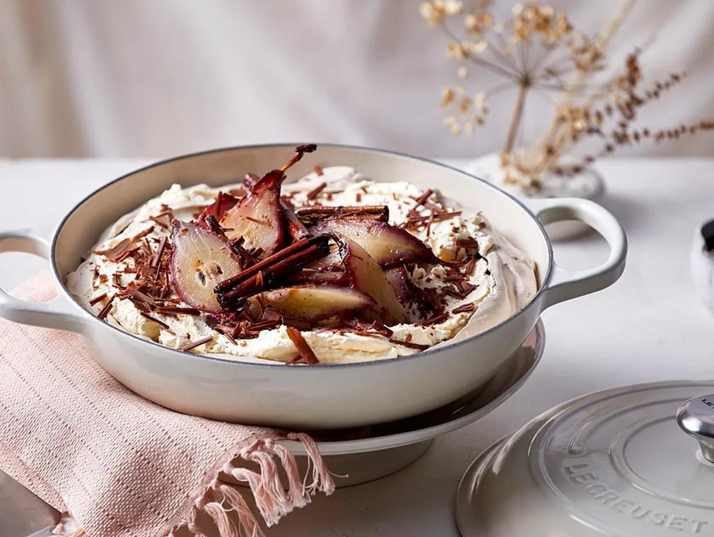 Schokoladen-Pavlova mit pochierter Birne