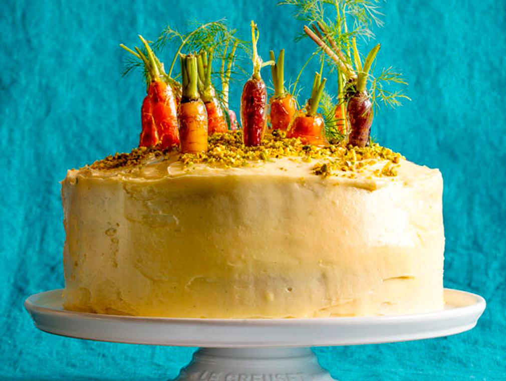 Gâteau à la carotte coiffé de têtes de carottes confites