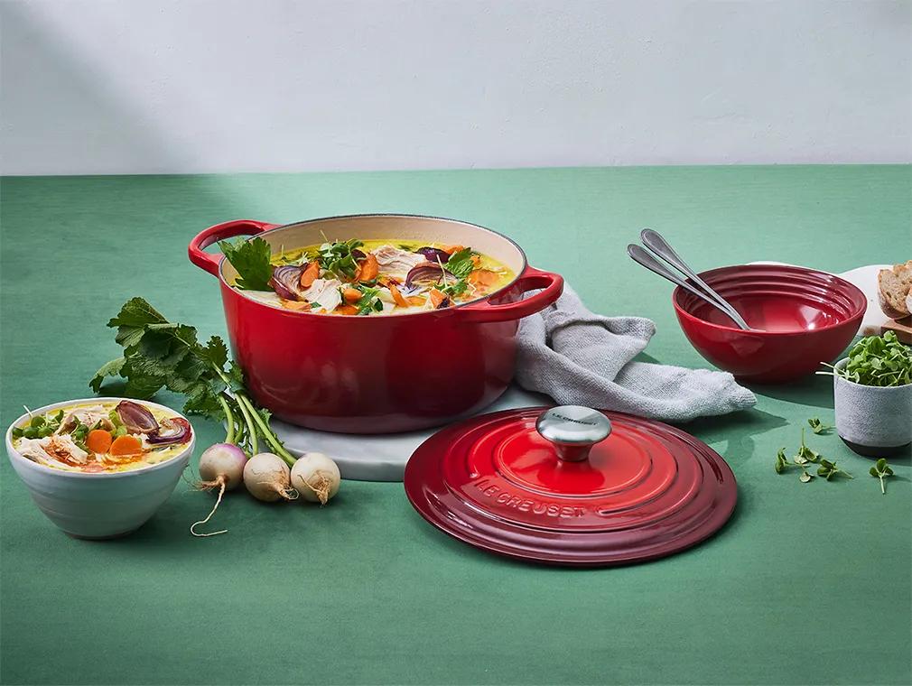 Cremige Suppe mit Hähnchen und frischem Gemüse