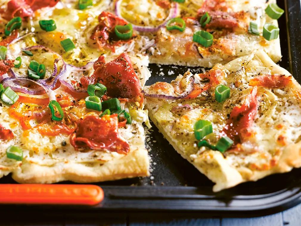 Pizza aux trois oignons et au prosciutto