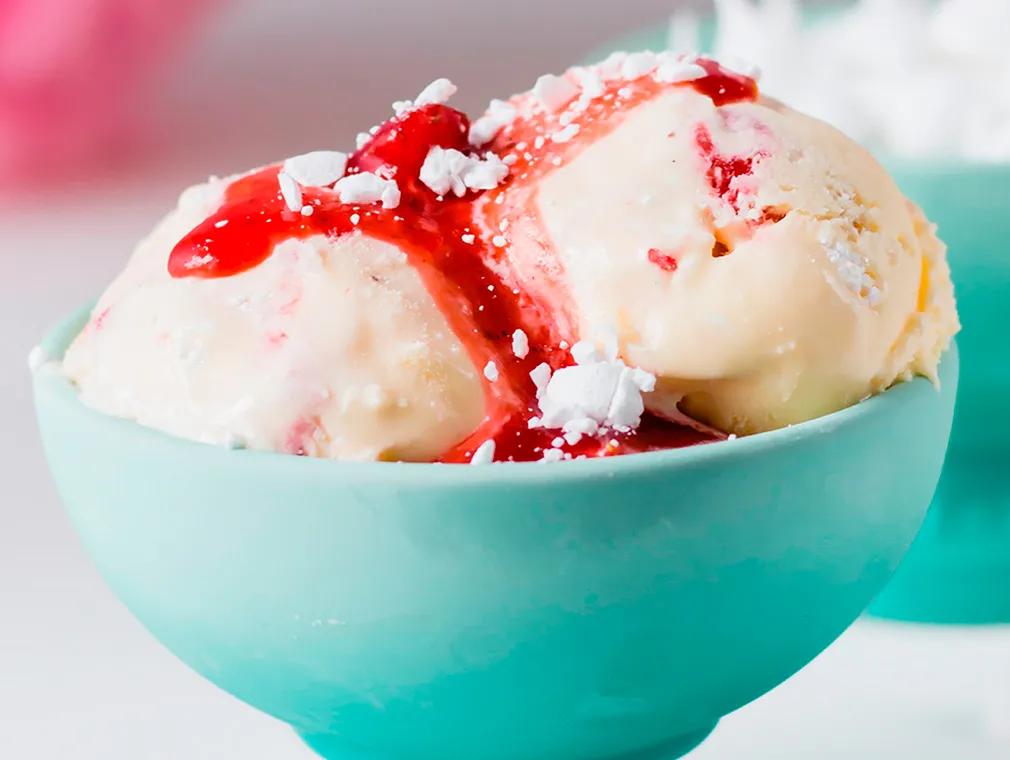 Glace Eaton mess avec coulis à la fraise