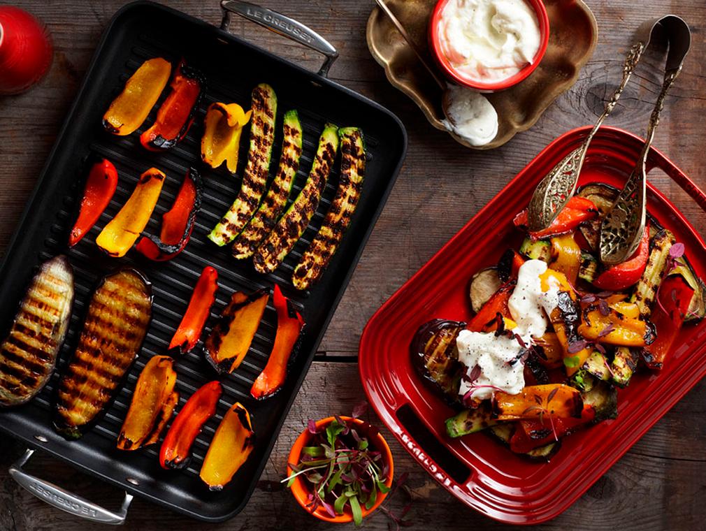 Légumes grillés servis avec de la sauce au yaourt