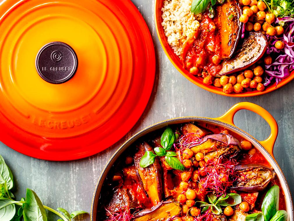 Mijoté végan d‘aubergine, de pois chiches et de tomates sur lit de quinoa