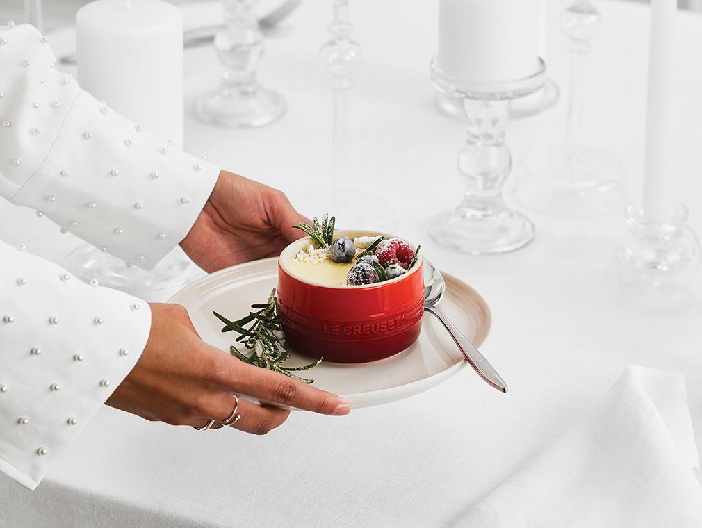 Weisse Schoko-Zitronen-Mousse mit Beerenfüllung und gezuckerten Beeren