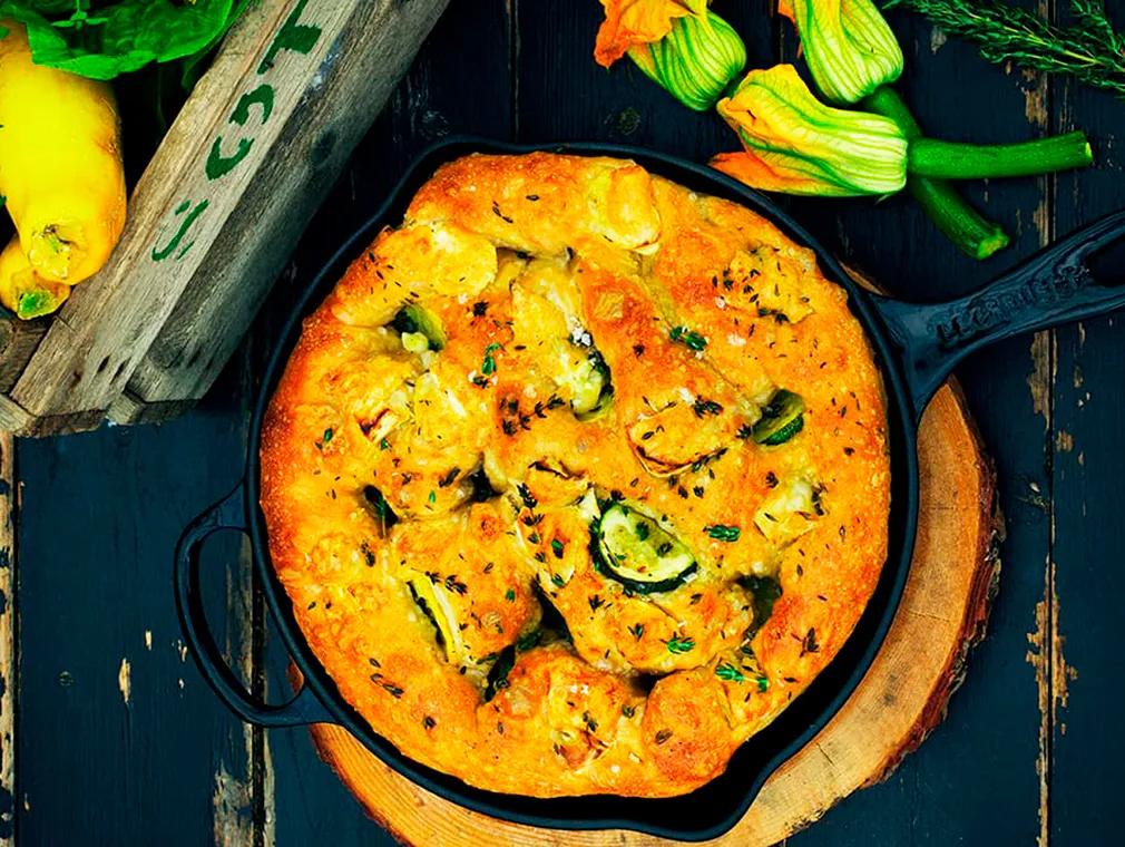 Pain aux courgettes dans un skillet en fonte émaillée