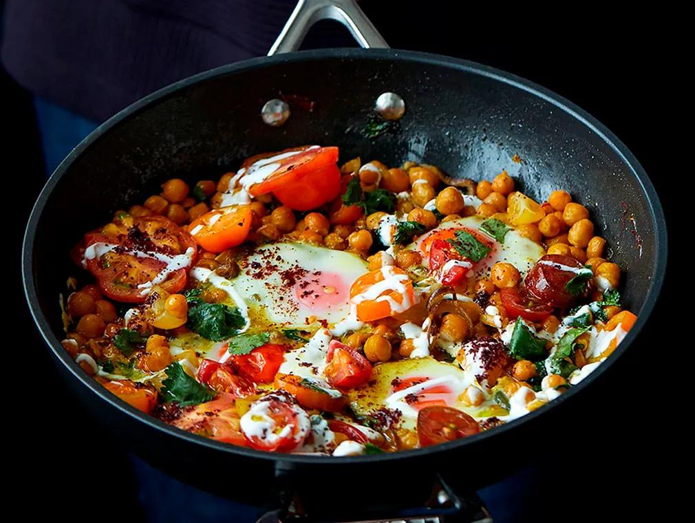 œufs sur lit de pois chiches, tomates et safran