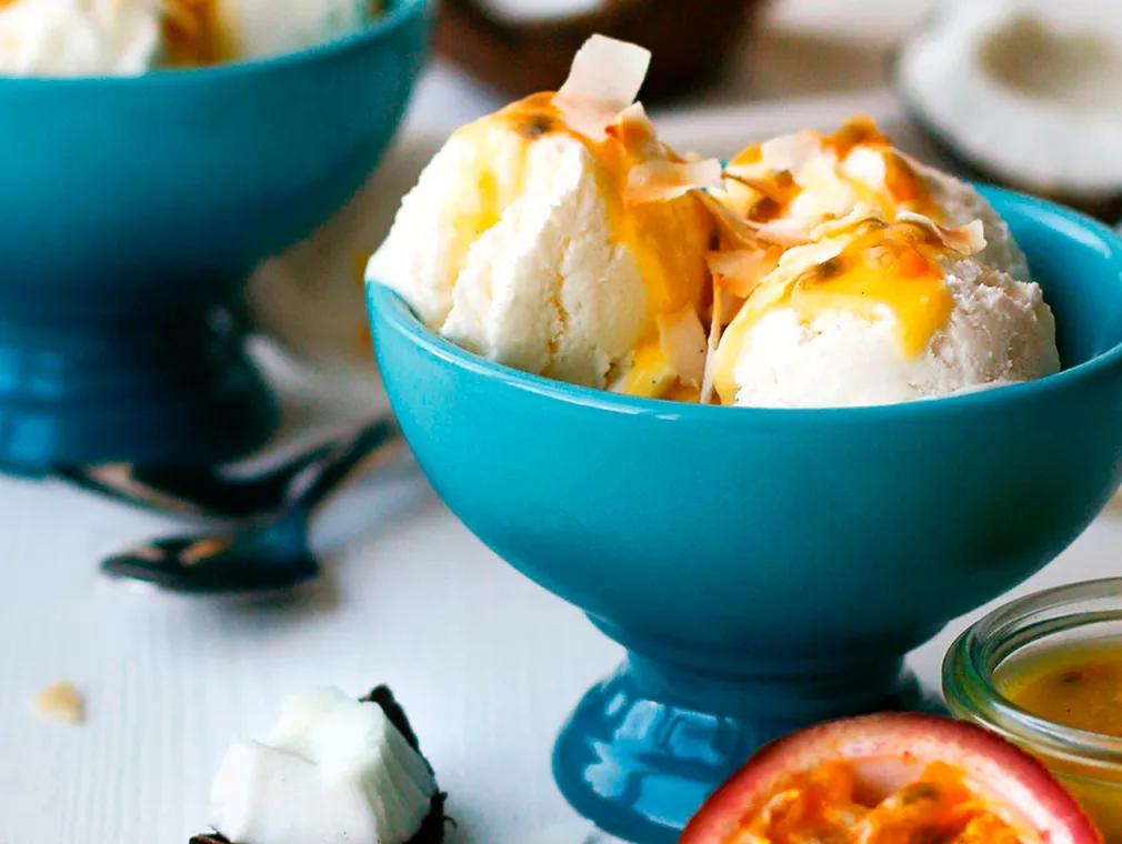 Kokosnuss-Joghurt-Eis mit Passionsfrucht-Curd