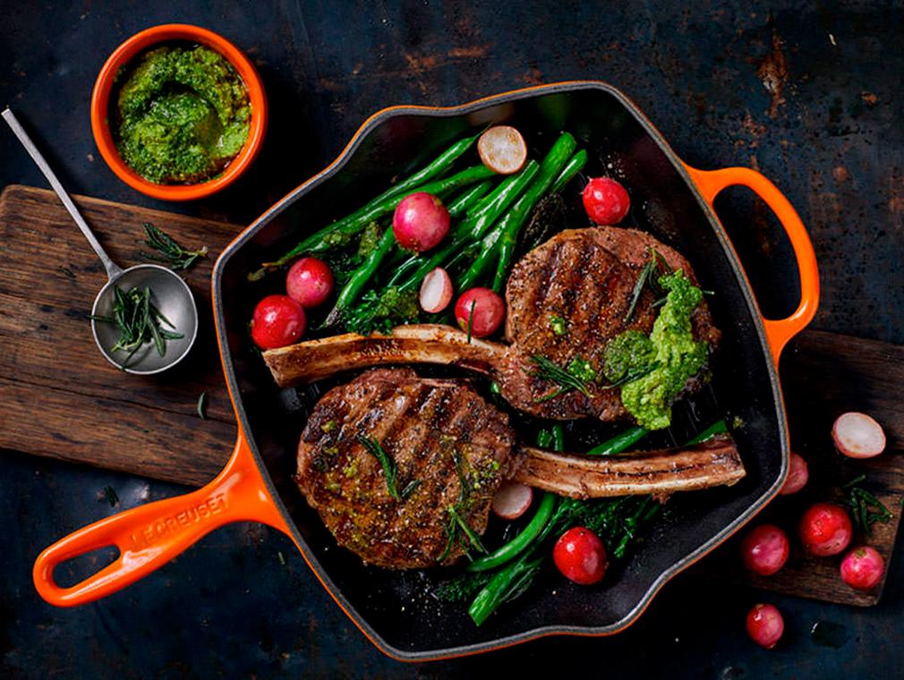 Steaks Tomahawk grillés accompagnés de pesto aux petits pois