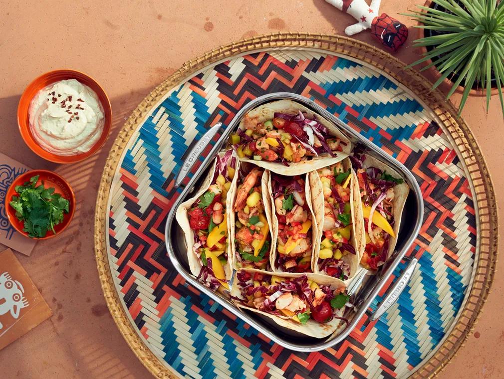 Tacos de crevettes à la coriandre et au citron vert accompagnés d’une sauce à la mangue