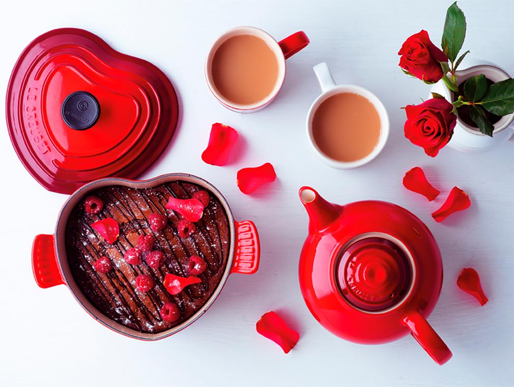 Gâteau au chocolat et à la framboise décoré de pétales de rose