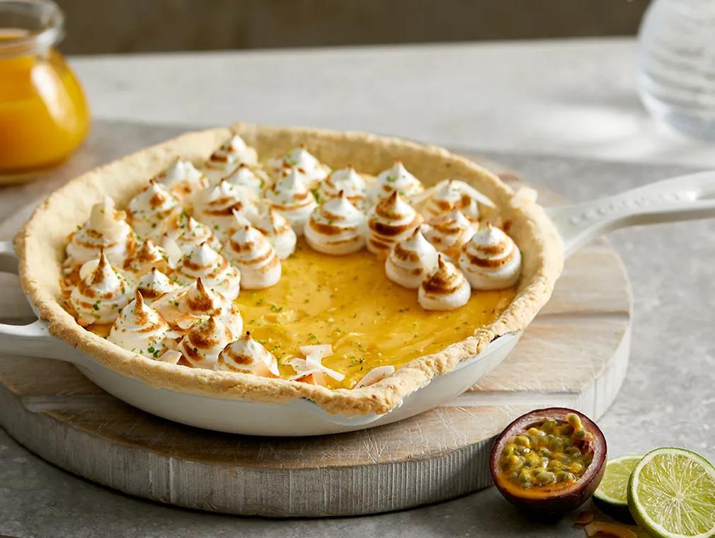 Tropische Pfannen-Tarte mit Curd, Baiser & gerösteter Kokosnuss