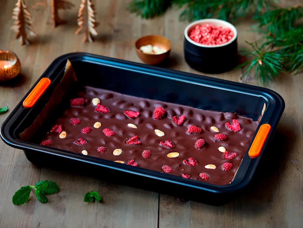 Nougat au chocolat avec framboises, amandes et menthe