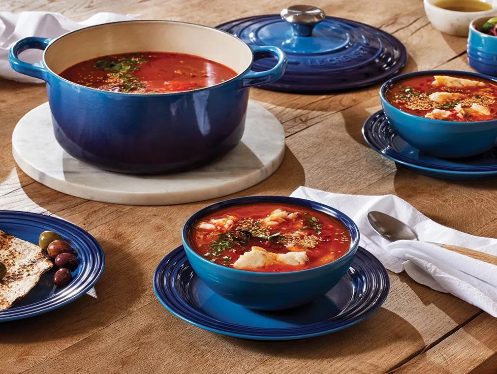 Bouillon de tomates et de citron vert avec poisson poché