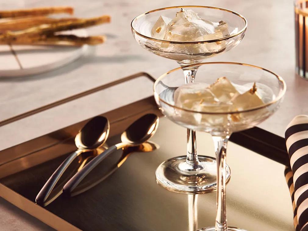 Gelée de vin effeverscent avec sa mousse au fruit de la passion et bâtonnets de pâte feuilletée