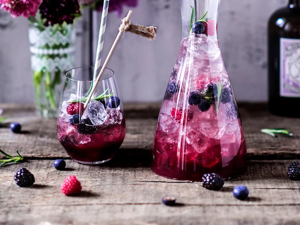 Gin fizz de mûres au romarin et baies de genièvre