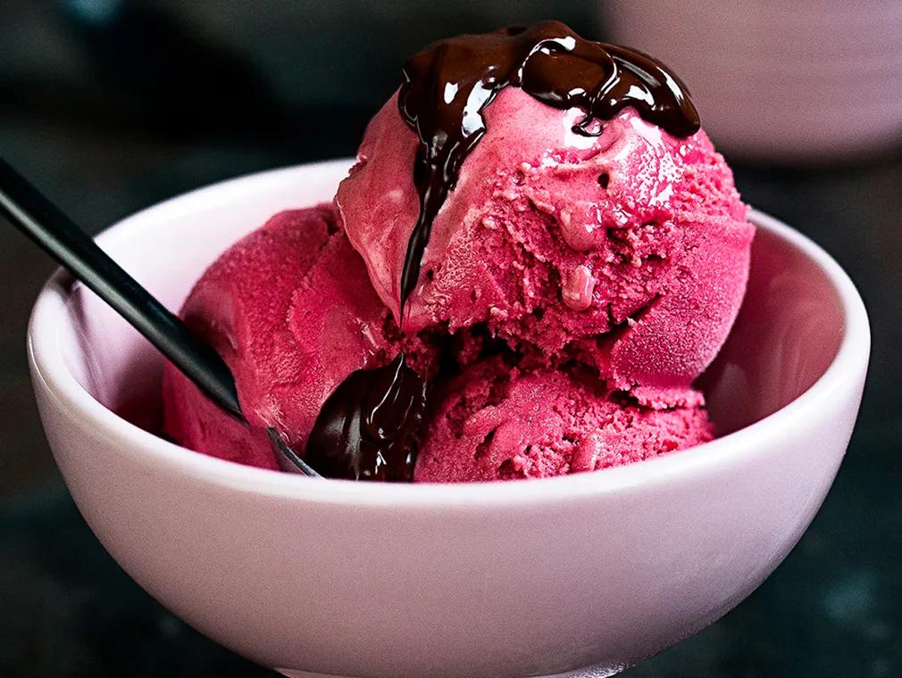 Glace à la griote et au porto avec sauce au chocolat