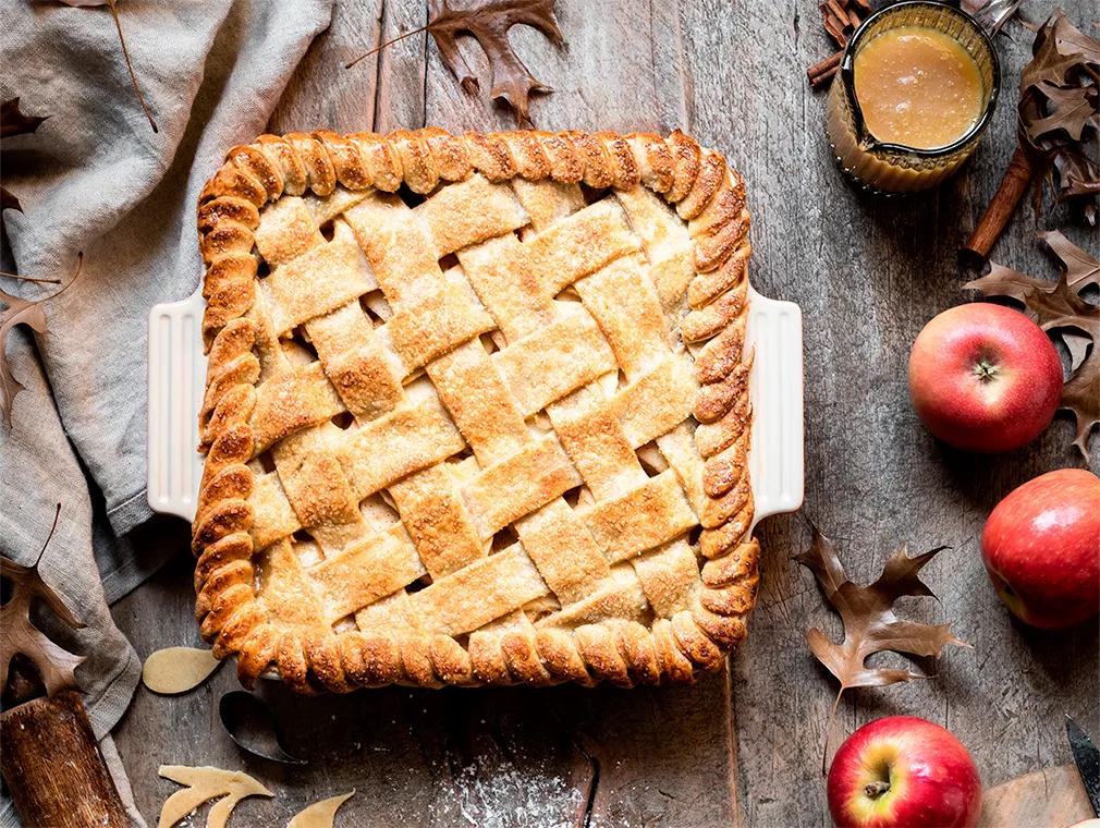 Deep Dish Apple Pie mit gesalzener Buttertoffeesosse