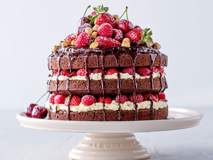 Gateau Au Chocolat Noir A La Ganache Et Aux Fruits Rouges Melanges Le Creuset Ch Gateau Au Chocolat Noir A La Ganache Et Aux Fruits Rouges Melanges Le Creuset Ch