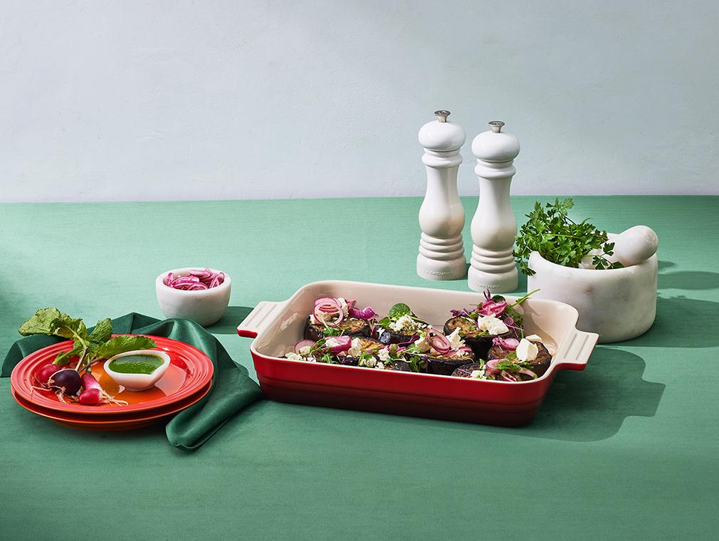 Auberginen mit Kreuzkümmel-Knoblauch-Vinaigrette, Feta und Kräutern