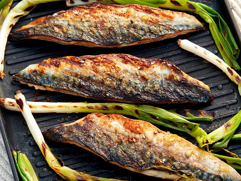 Maquereau grillé accompagné d’une salade printanière avec une vinaigrette au raifort