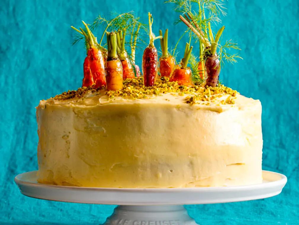 Karottenkuchen mit kandierten Karottenenden