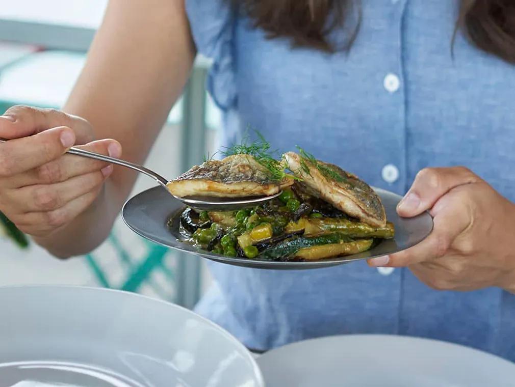 Filet de daurade grillé et poêlée de légumes verts