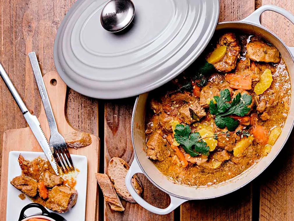 Schweinefleischeintopf mit Gewürzen und Zitrusfrüchten