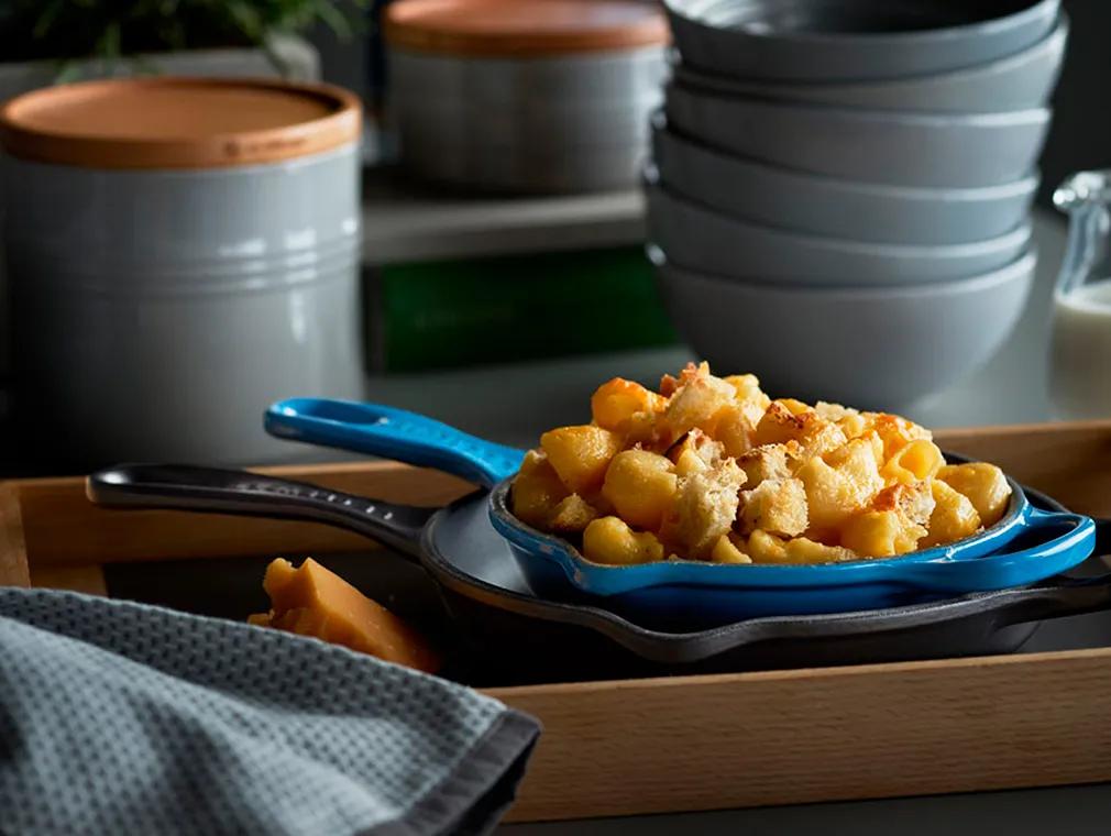 Macaronis au fromage avec des croûtons