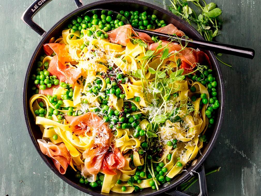 Parmesan-Pasta mit Parmaschinken und Erbsen