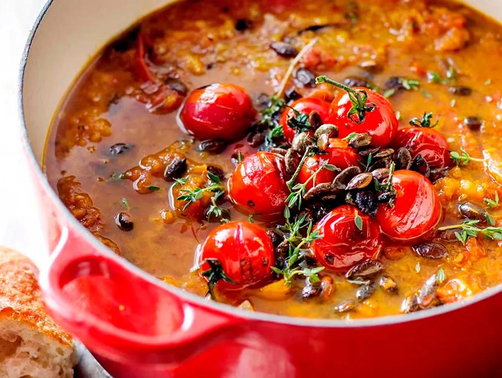 Soupe de courge butternut accompagnée de tomates grillées