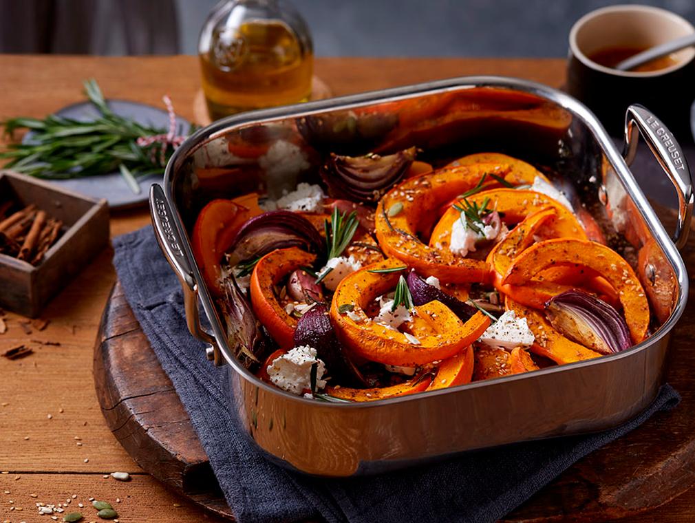 Citrouille rôtie à l’oignon rouge, au caillé de chèvre et aux graines grillées