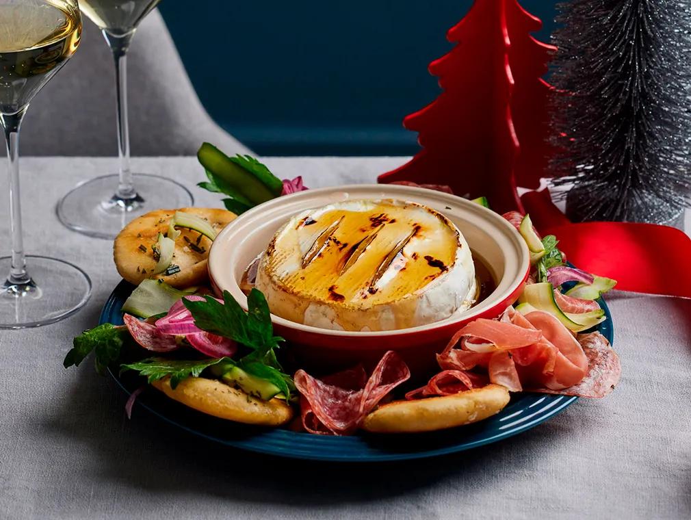 Antipasti-Kranz mit gebackenem Camembert