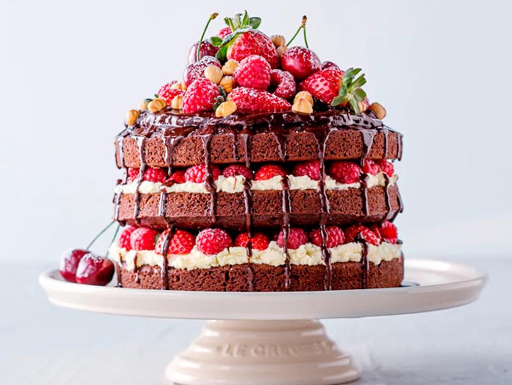 Dunkler Schokoladenkuchen mit Ganache und gemischten Beeren
