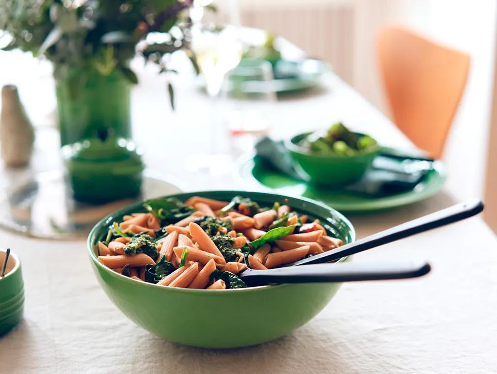 Salat aus roten Linsennudeln und Spinat mit Karottenpesto