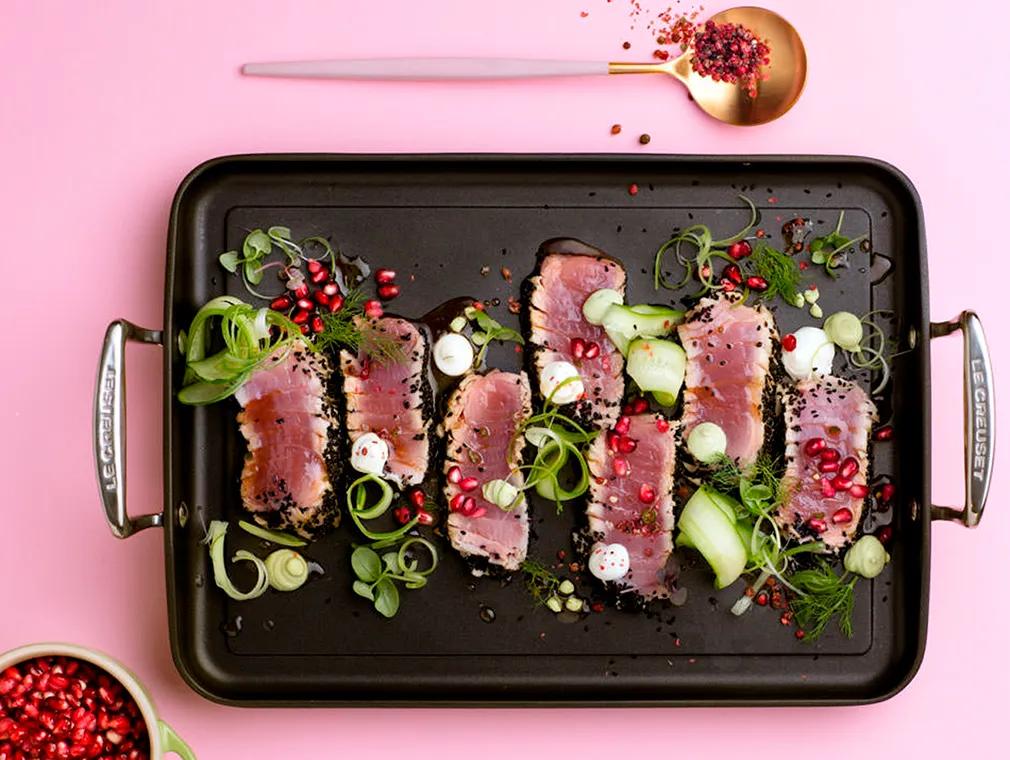 Thon snacké au sésame noir et poivre rose