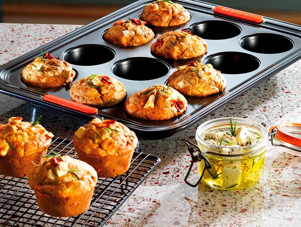 Muffins d'épeautre à la feta, aux tomates grillées et au romarin