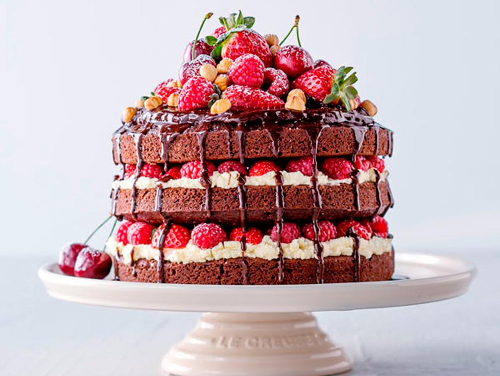 Gâteau au chocolat noir à la ganache et aux fruits rouges mélangés
