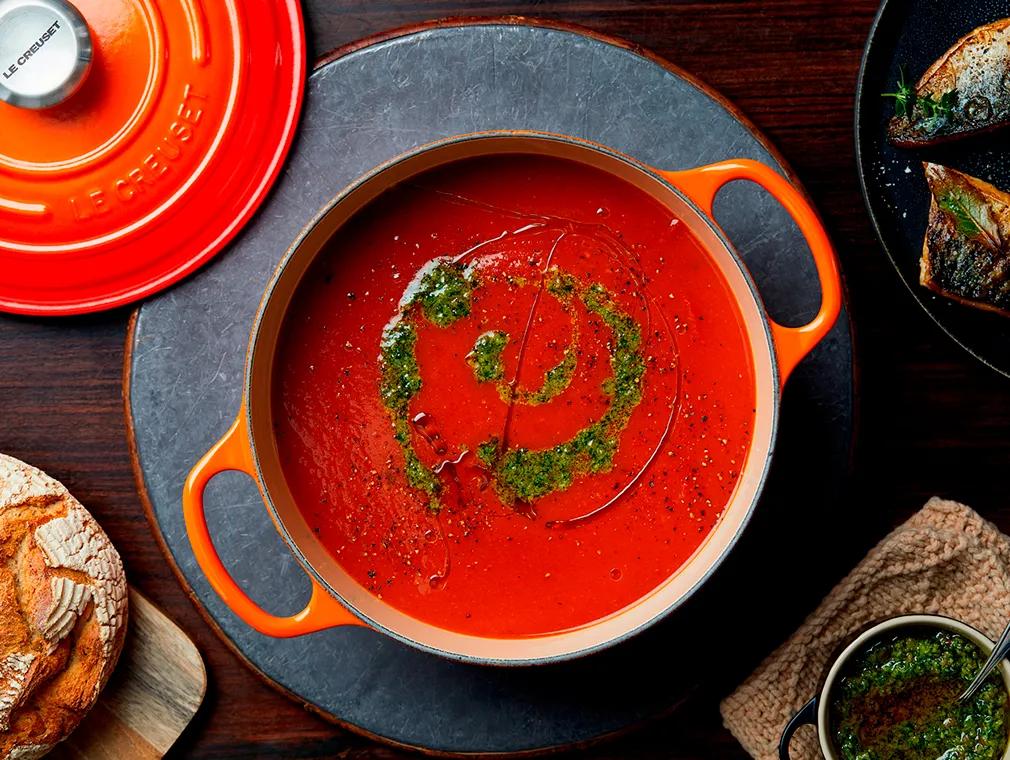 Geröstete Tomatensuppe mit gebratener Makrele und Basilikumpesto