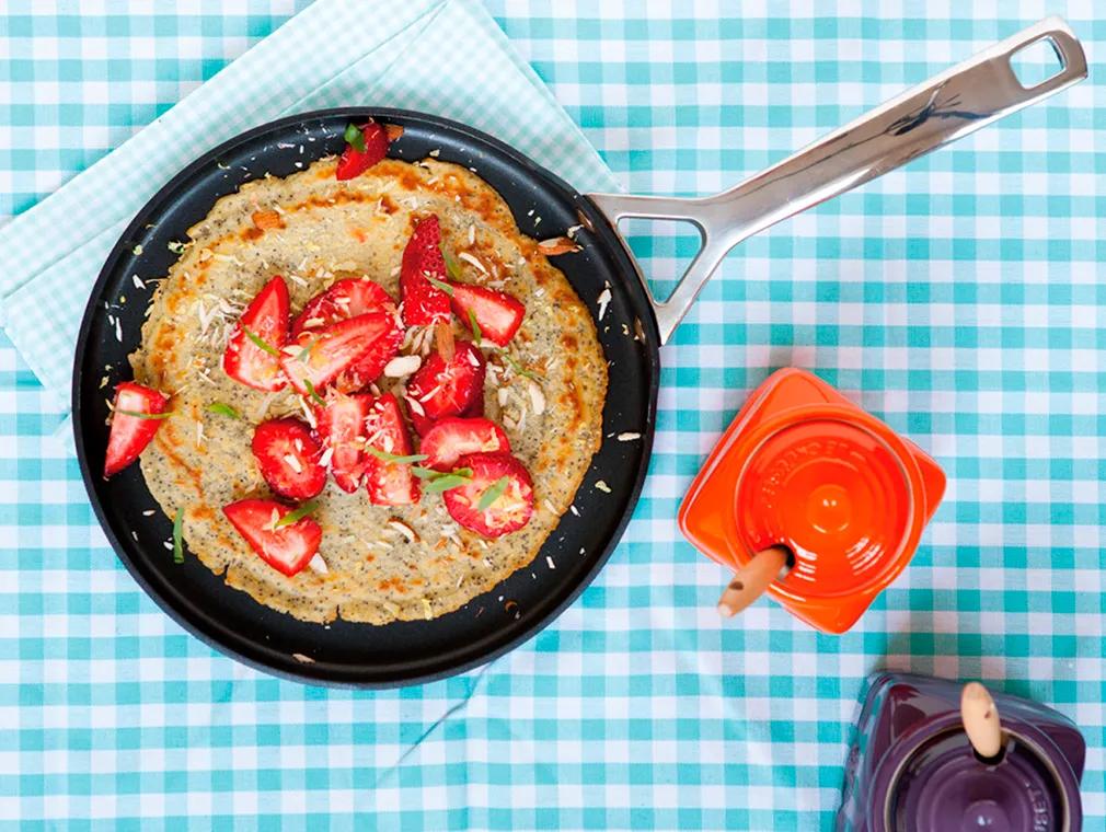 Mohn-Crêpes mit in Zitronensaft marinierte Erdbeeren