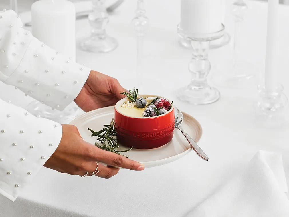 Weisse Schoko-Zitronen-Mousse mit Beerenfüllung und gezuckerten Beeren
