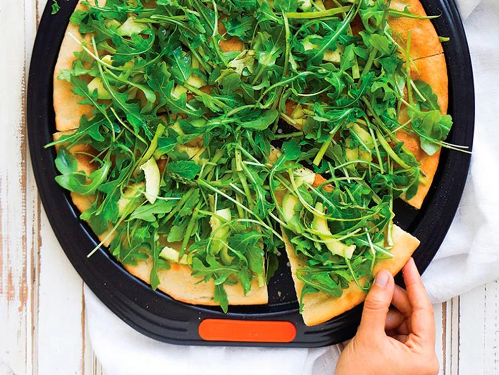 Pizza à l’asperge, à l’avocat et à la roquette