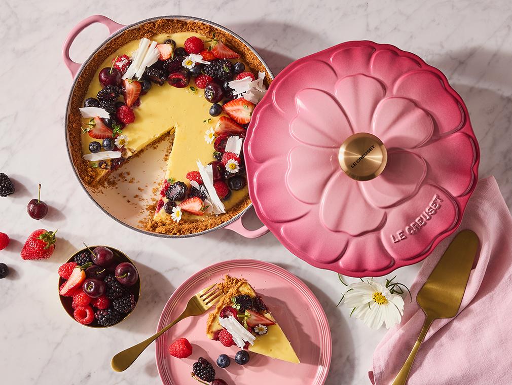 Käsekuchen mit weisser Schokolade und Beeren
