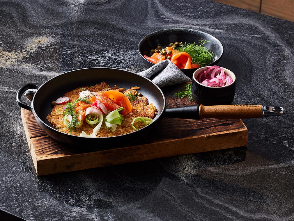 Einpfannengericht: Orangen-Süsskartoffel-Rösti mit Räucherlachs und Crème fraîche