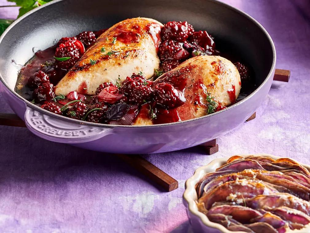 Blancs de poulet à la sauce aux mûres et gratin de pommes de terres violettes