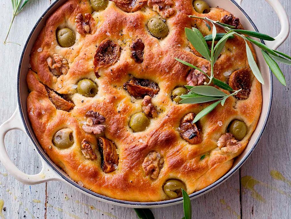 Focaccia aux olives, noix et figues séchées