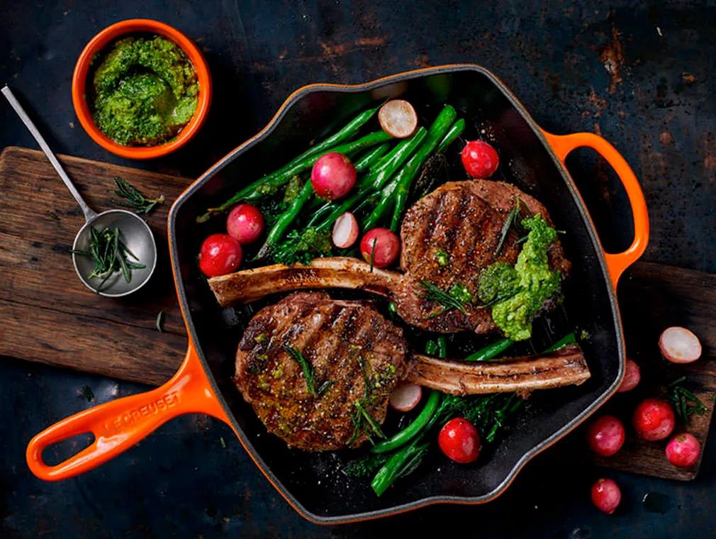 Gegrillte Tomahawk-Steaks mit Erbsen-Pesto
