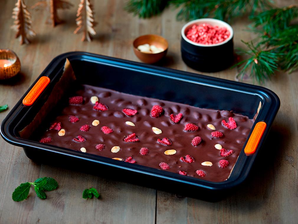 Schokolade mit Himbeeren, Mandeln und Minze