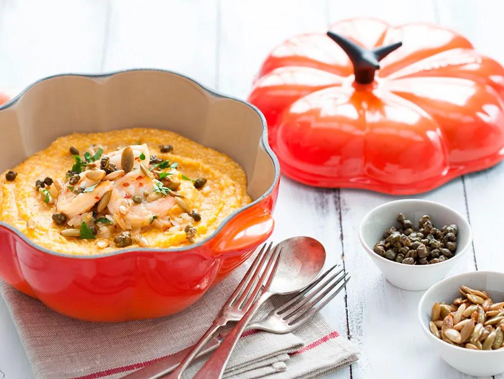Gruau de maïs à la crevette et au potiron avec des graines de courge et des câpres grillées