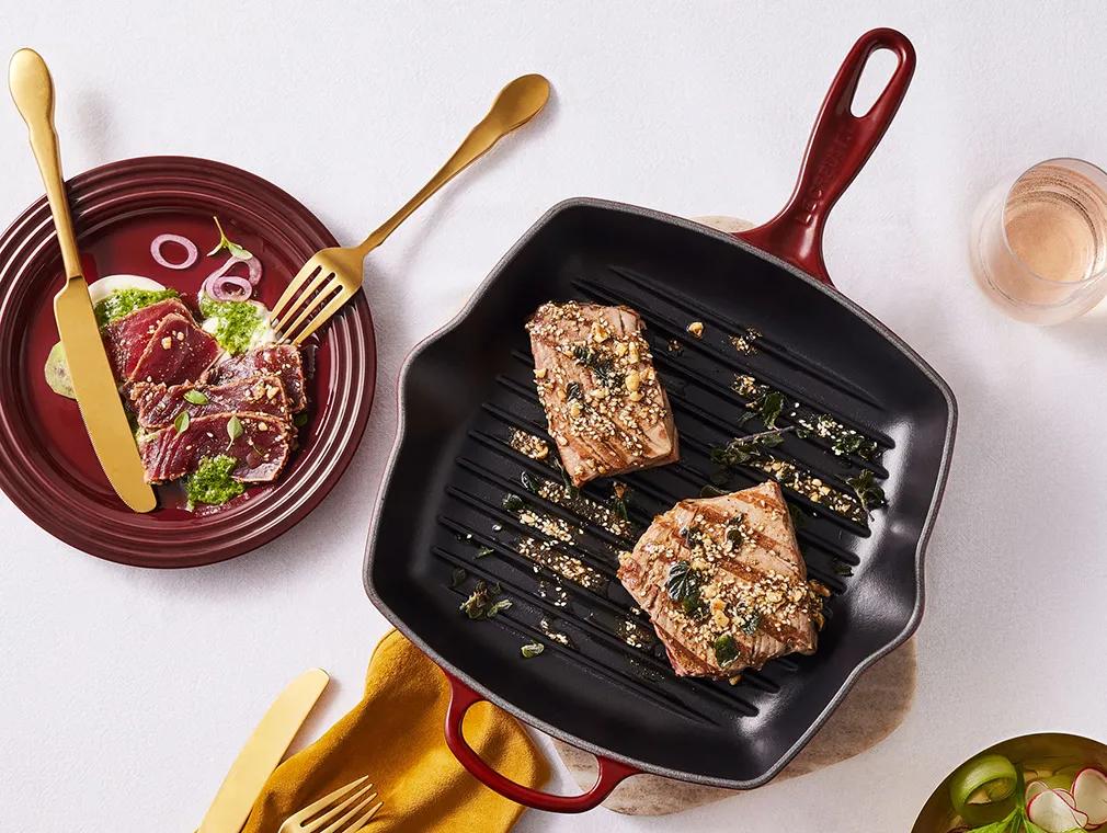 Thon poêlé au Dukkah, pesto et crème fraîche